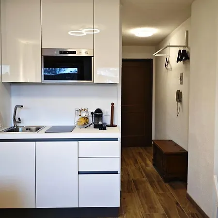 Hostdomus - Yellow 세스트리에