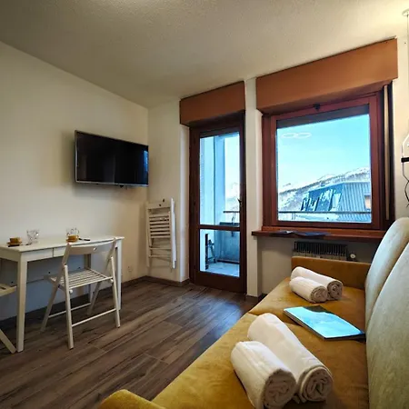 Hostdomus - Yellow 세스트리에