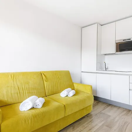 Hostdomus - Yellow *