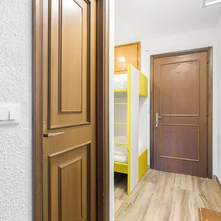 Hostdomus - Yellow 세스트리에